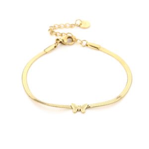 Plat armbandje met vlinder